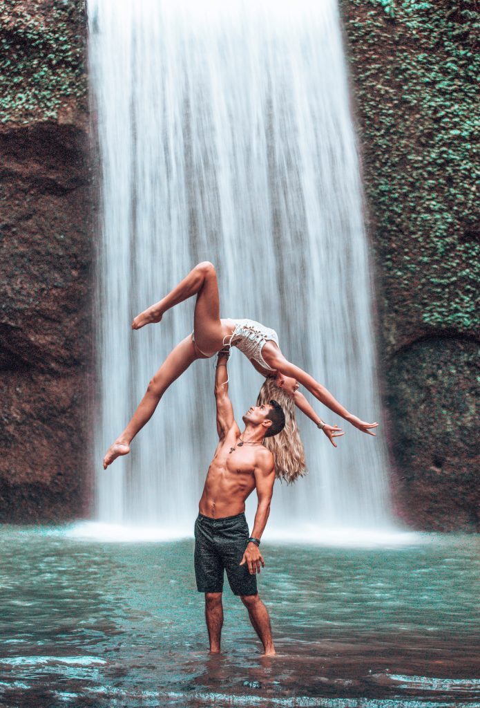 Paar in Bali macht Akrobatik